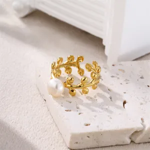 Eleganter vergoldeter Blatt-Ring aus Edelstahl mit einer edlen weißen Perle, verstellbar.