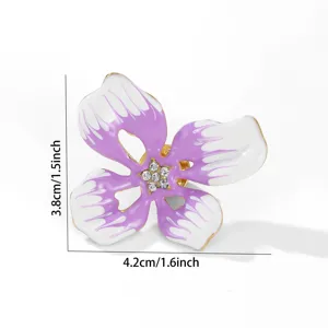 Detailansicht der Größe einer lila-weißen Emaille-Blumenbrosche mit Strasssteinen