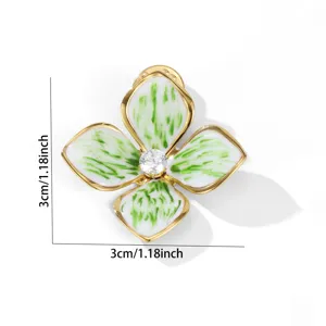 Detailansicht einer eleganten grün emaillierten Blumenbrosche mit zentralem Zirkon