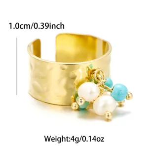 Detailansicht eines 18k vergoldeten, gehämmerten offenen Rings mit Perlen und Steinen