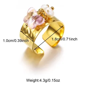 Detailansicht des 18k vergoldeten Rings mit rosa Schmetterling, Perlen und Maßen.