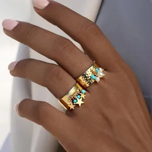 Schicker breiter Edelstahlring mit 18 Karat Vergoldung und Sternenanhängern für Damen