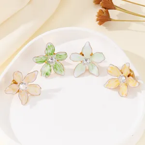Set mit vier farbenfrohen Blumenbroschen mit Öltropfen-Finish und Strasssteinen