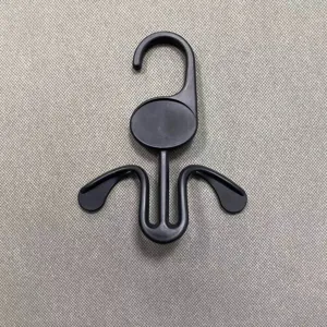 Zwarte kunststof schoenhaak hanger, duurzame multifunctionele displayhouder voor winkels.