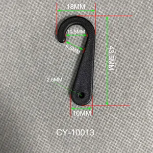 Vista detallada que muestra las dimensiones precisas de un gancho de plástico negro para calcetines