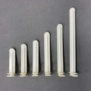 Set mit sechs weißen ABS-Kunststoff-Hängestreifen in verschiedenen Größen für Displays