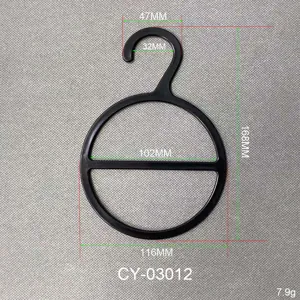 Detailweergave van zwarte plastic sjaalhanger met nauwkeurige maten en afmetingen