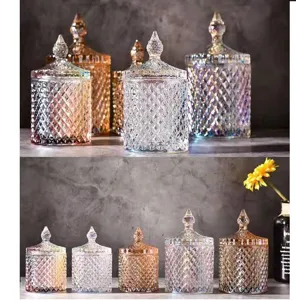 Detailansicht von schillernden Glasdosen im europäischen Stil mit Rautenmuster und Deckel