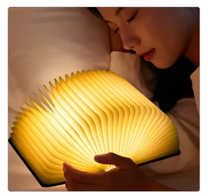 Primo piano di una calda lampada a libro pieghevole a LED per l'atmosfera della camera.