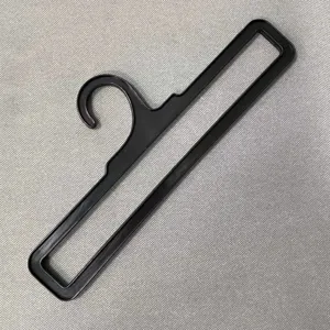 Zwarte plastic legging hanger smalle broek sjaal display haak praktische kledinghouder.