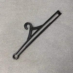 Appendiabiti resistente in plastica nera per sciarpe e asciugamani, finitura liscia.