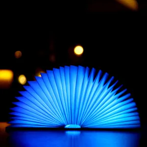 Kreative faltbare Holzbuchlampe, LED-Nachtlicht mit USB-wiederaufladbarem Akku-Pack.