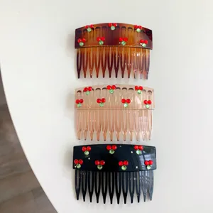 Σετ από τρεις χτένες μαλλιών με σχέδια κερασιών από στρασάκια σε καφέ, ροδακινί, μαύρο.