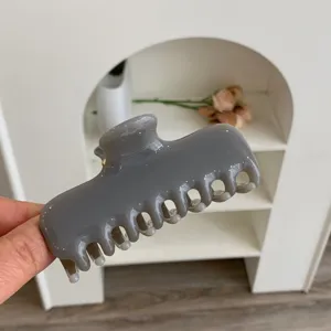 Primer plano de una pinza para el cabello gris brillante con doble resorte