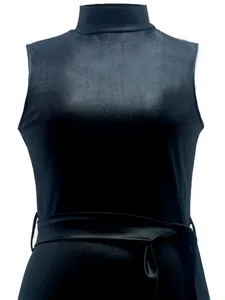 Nahaufnahme eines eleganten schwarzen ärmellosen Kunstlederkleides mit hohem Ausschnitt