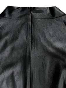 Detailaufnahme des verdeckten Reißverschlusses an einem schwarzen Kunstlederkleid