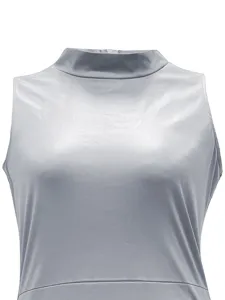 Detailaufnahme eines silbernen Metallic-Lederkleides mit ärmellosem, hohem Stehkragen