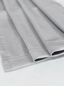 Detailansicht der Nähte und des Stoffes eines grauen ärmellosen Bodycon-Kleides.