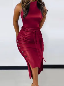 Detailansicht des bordeauxroten ärmellosen Bodycon-Kleides aus Kunstleder mit Knöpfen
