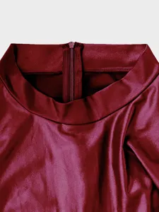 Detailansicht des versteckten Rückenreißverschlusses an einem weinroten PU-Lederkleid