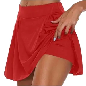 Vue détaillée d'un skort rouge avec short de sécurité intégré et taille haute élastique.