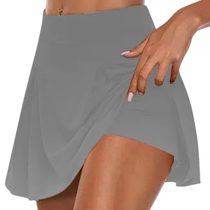 Gros plan sur un skort de sport gris avec short intégré pour femme