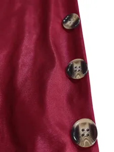 Nahaufnahme der dekorativen Knöpfe mit Marmormuster an einem weinroten Kunstlederkleid