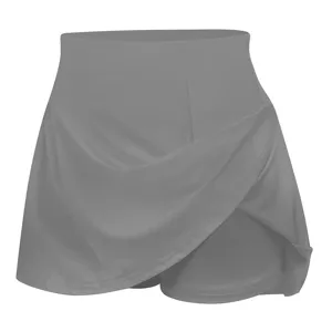 Détail frontal de la jupe-short grise à taille haute avec un design à couches asymétriques