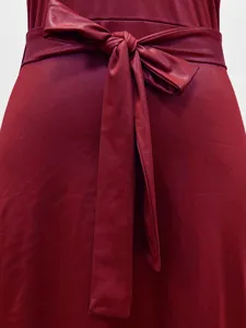 Detailansicht der Taillenschleife an diesem weinroten Lederlook-Kleid in schmaler Passform