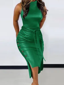 Modisches ärmelloses Midi-Kleid aus grünem Kunstleder mit Knöpfen und Taillenband