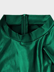 Nahaufnahme des verdeckten Rückenreißverschlusses an einem dunkelgrünen Kunstlederkleid