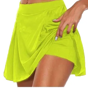 Vue détaillée montrant la couche interne de la jupe short jaune fluo sportive