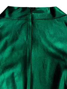 Detailaufnahme des verdeckten Reißverschlusses an einem smaragdgrünen Kleid aus Kunstleder