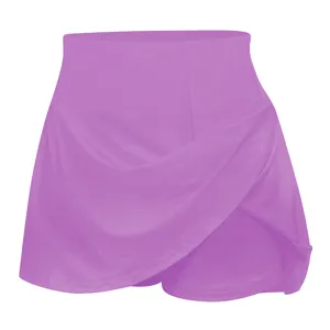 Détail de la jupe-short violette à taille haute pour femme avec design avant asymétrique