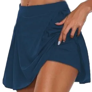 Vue détaillée du skort bleu marine montrant le short intérieur intégré