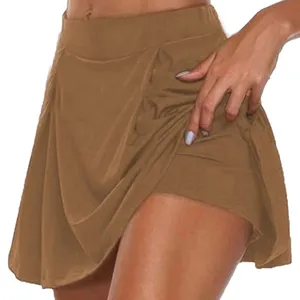 Détail montrant le short de sécurité intégré de cette jupe-short de sport marron
