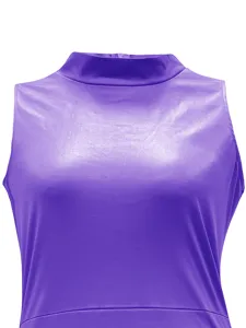 Nahaufnahme des lila Kunstleder-Stoffs dieses ärmellosen Bodycon-Kleides mit Stehkragen