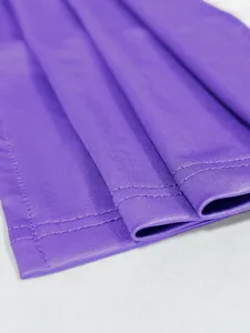 Makroansicht der feinen Nähte und der glatten lila Lederstruktur eines Bodycon-Kleides