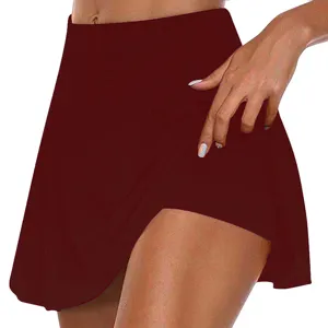 Gros plan d'une jupe-short bordeaux pour femme avec un short de sécurité intégré