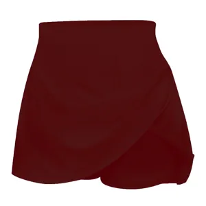 Détail de l'ourlet croisé et de la taille haute de cette jupe-short bordeaux élégante
