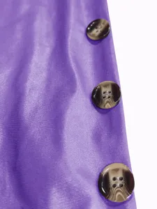 Detailansicht der dunklen Knöpfe an einem lila figurbetonten Kleid aus Kunstleder