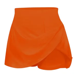 Vue détaillée d'une jupe-short orange vif à taille haute avec design devant croisé