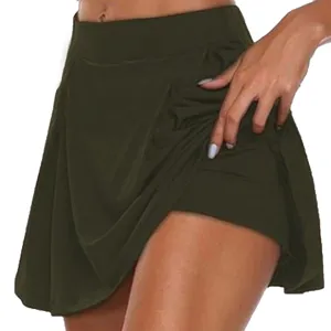 Vue rapprochée d'une jupe-short vert olive pour femmes avec short sport intégré