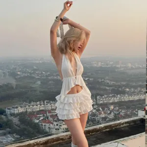Ensemble haut dos nu et mini-jupe à volants pour femme, style mode de printemps élégant.