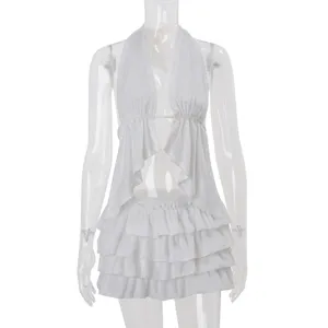 Ensemble deux pièces sexy top dos nu blanc et mini-jupe à volants superposés pour femmes.