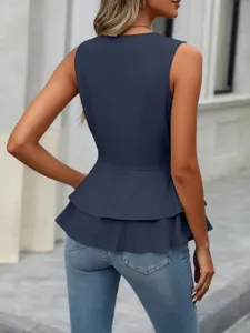 Rückansicht des ärmellosen Schößchentops mit elegantem Stufenrüschensaum und taillierter Passform.