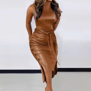 Damen Kunstleder-Optik Stehkragen Ärmellos Bodycon Kleid Elegant Schlitz Midi Partykleid Mit Gürtel
