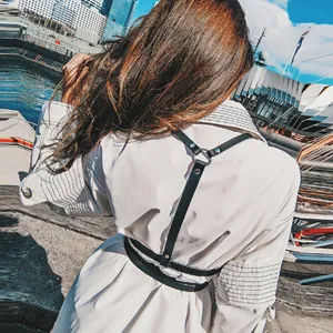 Casual imbracatura per il corpo in pelle nera e cintura, accessorio elegante e edgy.