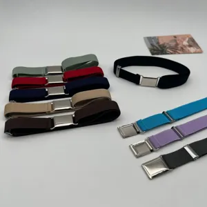 Dettaglio cintura elastica per bambini con fibbia in metallo regolabile e tessuto elastico.