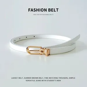 Cintura minimalista in ecopelle PU bianca da donna con una raffinata fibbia dorata.